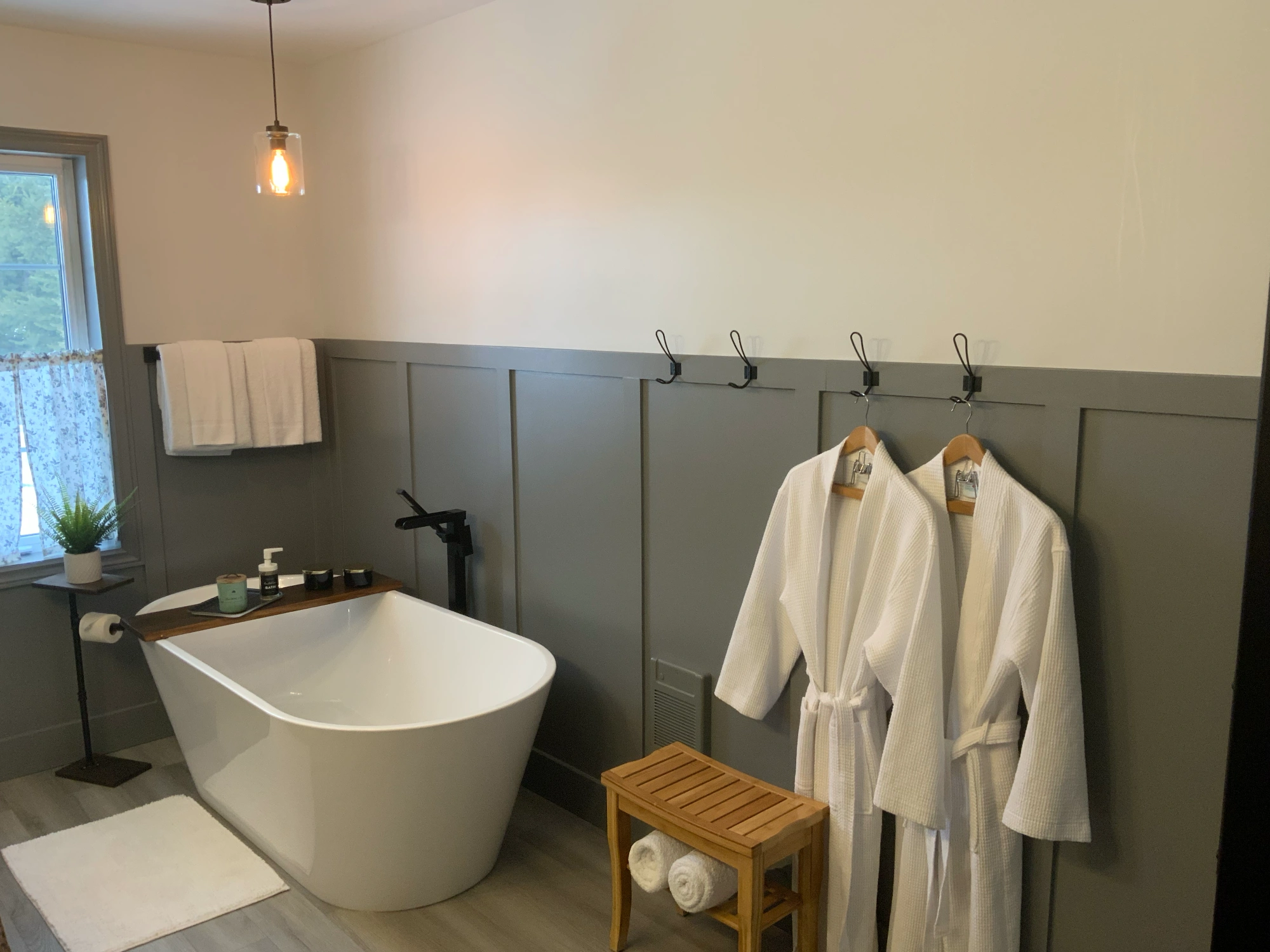 Farmhouse Bathtub with robes